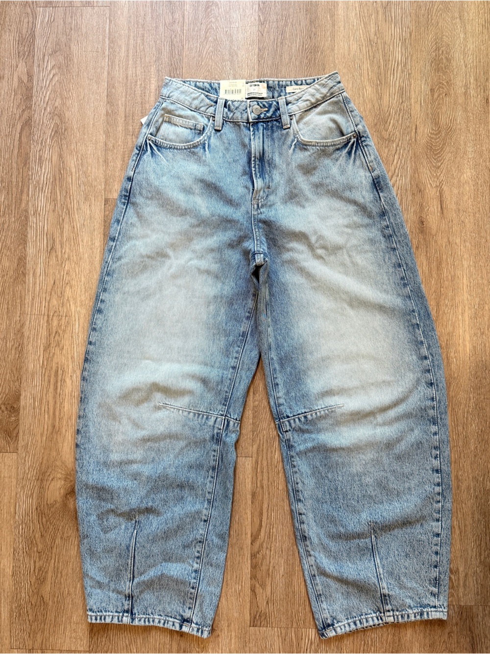 NEW WITH TAGS COTTON:ON Curvy Barrel Jeans in the perfect light-wash blue!